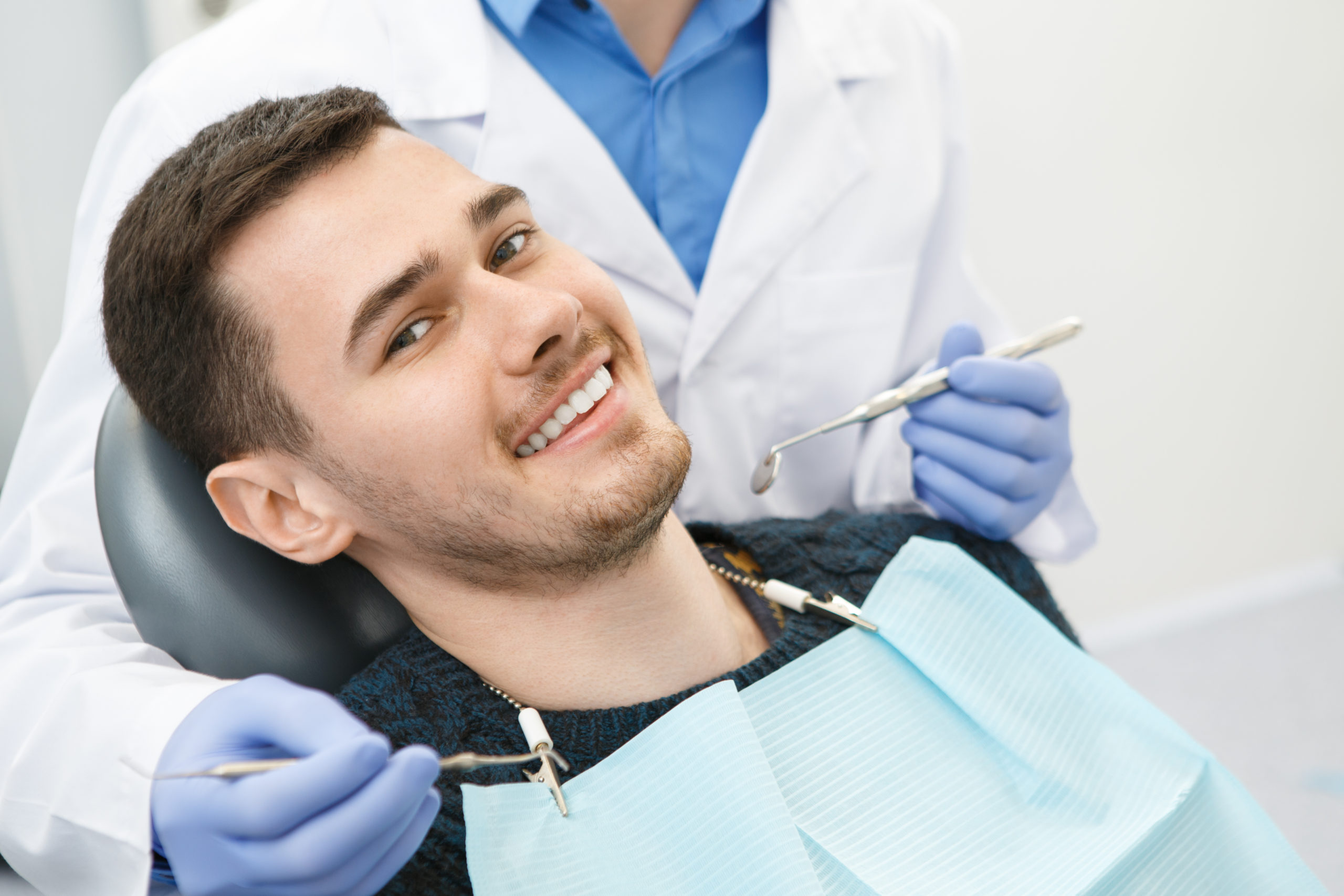 Dentist. Стоматолог. Стоматолог и пациент. Сайт стоматологии. Стоматолог мужчина.